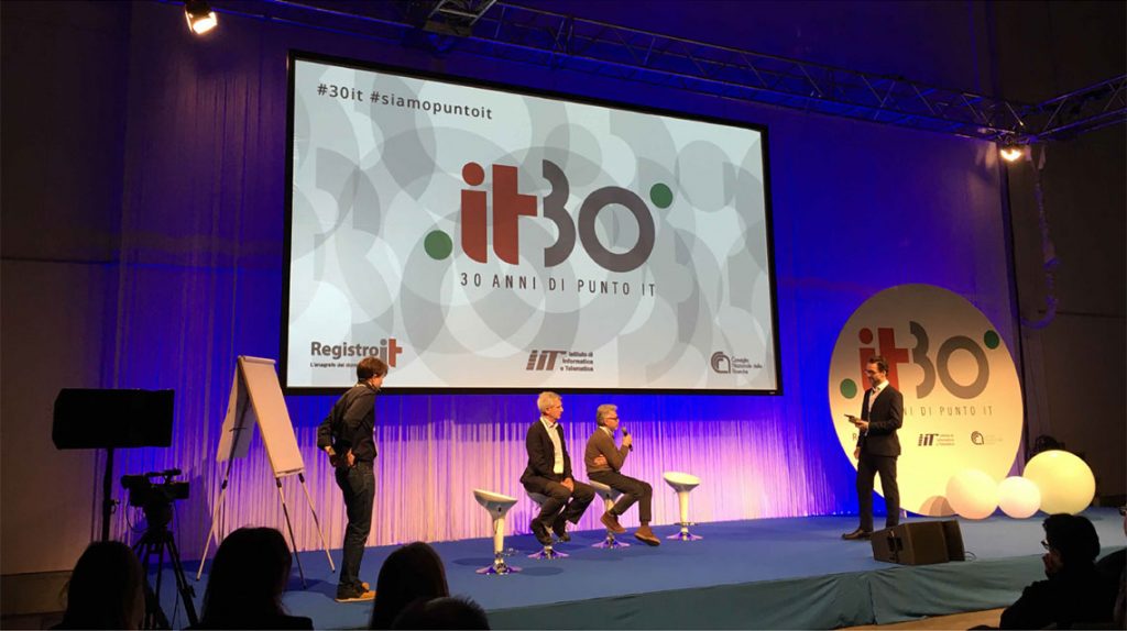 Registro.it Evento "30 anni di .it" con presentazione e ospiti su palco