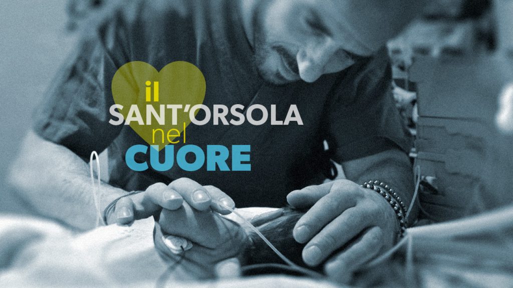Medico controlla un paziente con scritta "Sant'Orsola nel cuore"