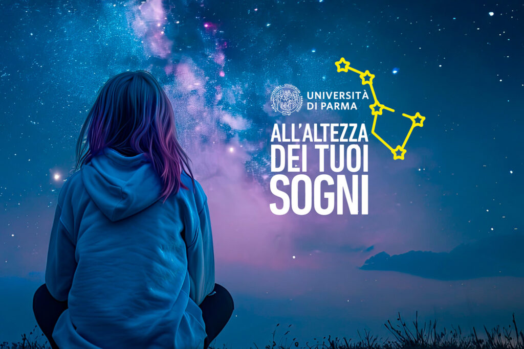 Ragazza osserva il cielo stellato, con slogan dell'Università di Parma "All'altezza dei tuoi sogni".