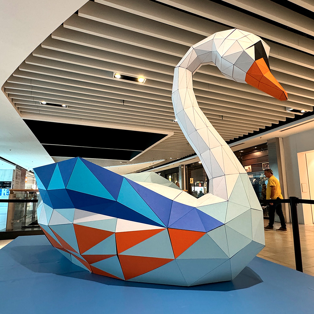 Scultura moderna cigno geometrico centro commerciale Italia