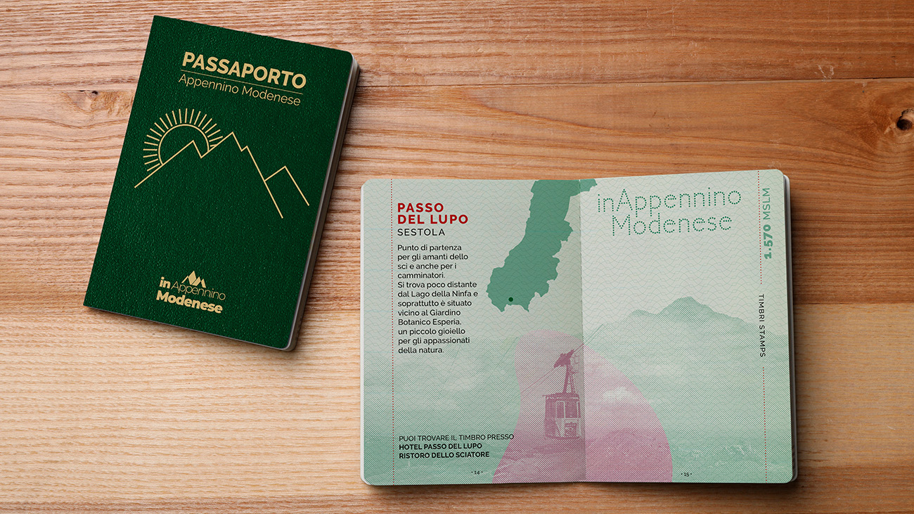Passaporto turistico dell'Appennino Modenese aperto su un tavolo.