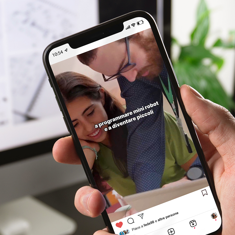 Video Instagram con due persone che programmano robot, su smartphone