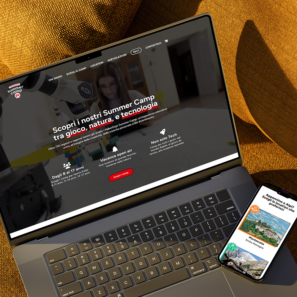 Sito di MakerDojo visto da computer e da smartphone, su un divano giallo