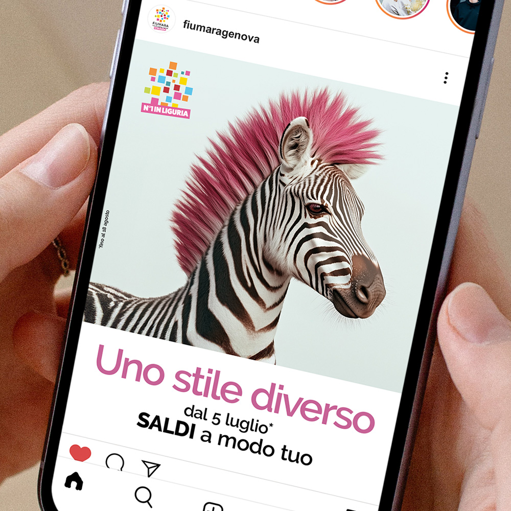 Manifesto della campagna Diversi per natura per i saldi estivi, in cui una zebra ha la cresta rosa.