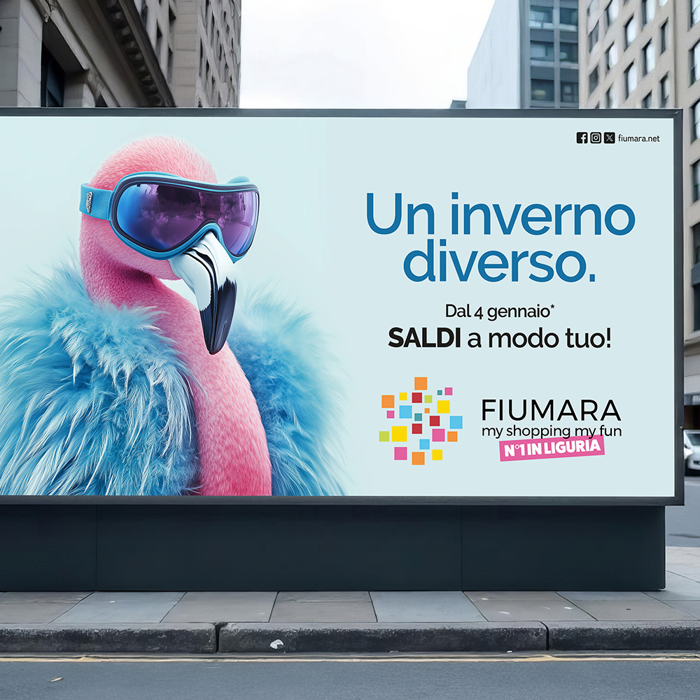 Manifesto della campagna Diversi per natura per i saldi invernali, in cui un fenicottero indossa un paio di occhiali da sole e una pelliccia blu.