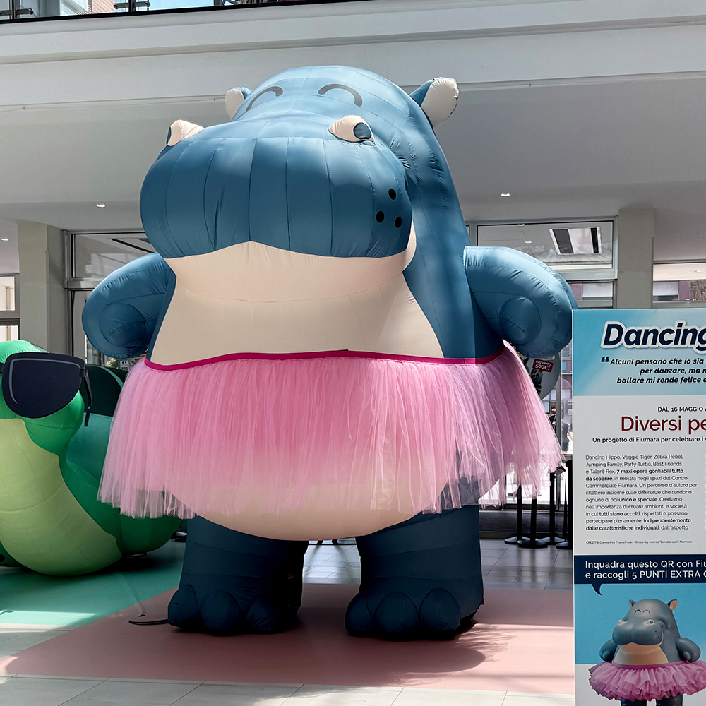 Un grande ippopotamo gonfiabile blu che indossa un tutù rosa viene esposto all'interno del centro commerciale Fiumara.