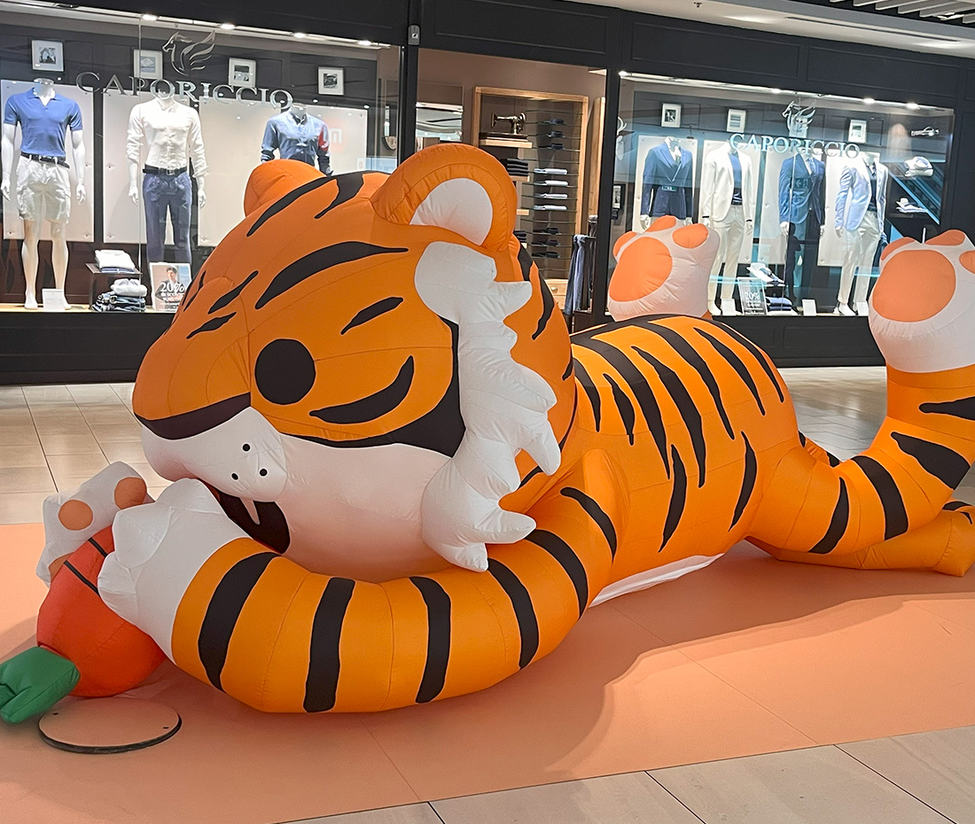 Tigre gonfiabile che mangia una carota