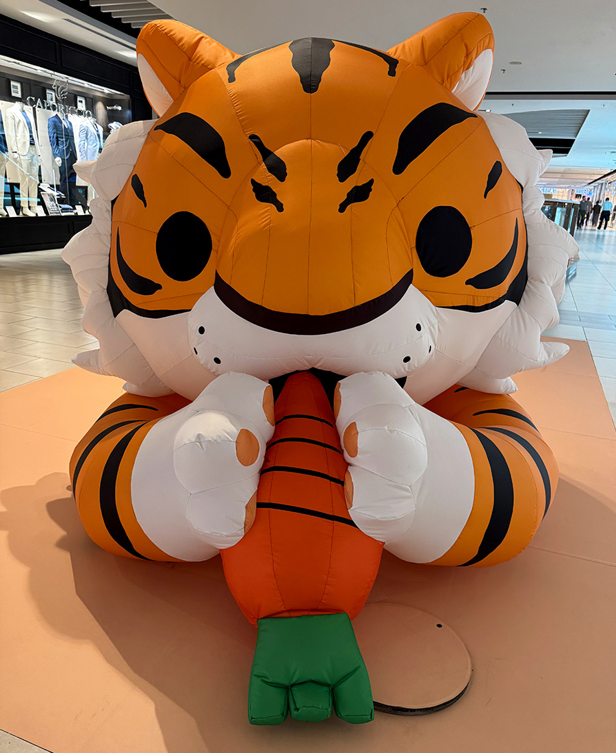 Tigre gonfiabile che mangia una carota